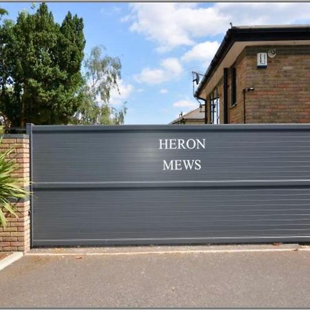 Apartamento Modern And Cozy 2-Guest Flat With Gated Parking Kingston upon Thames  Exterior foto