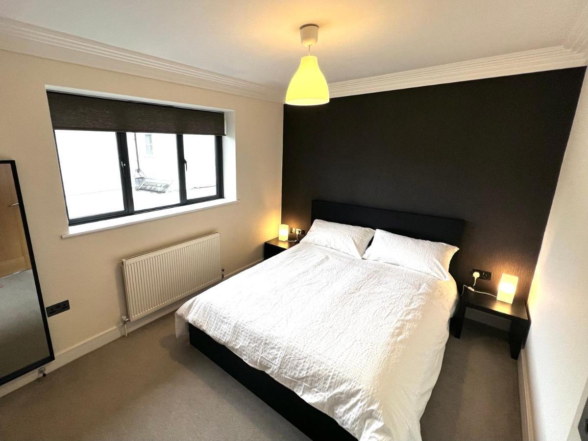 Apartamento Modern And Cozy 2-Guest Flat With Gated Parking Kingston upon Thames  Exterior foto
