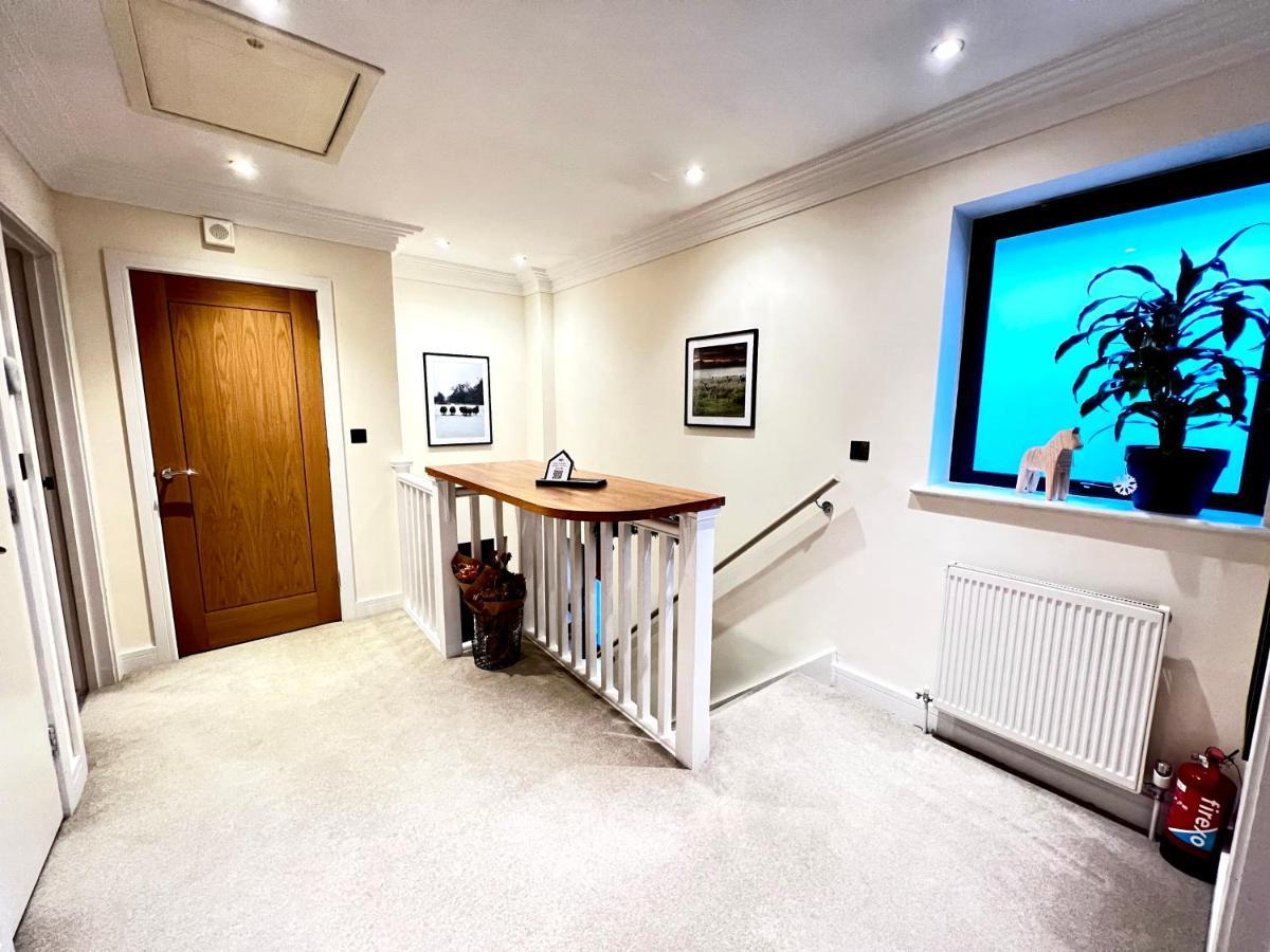 Apartamento Modern And Cozy 2-Guest Flat With Gated Parking Kingston upon Thames  Exterior foto
